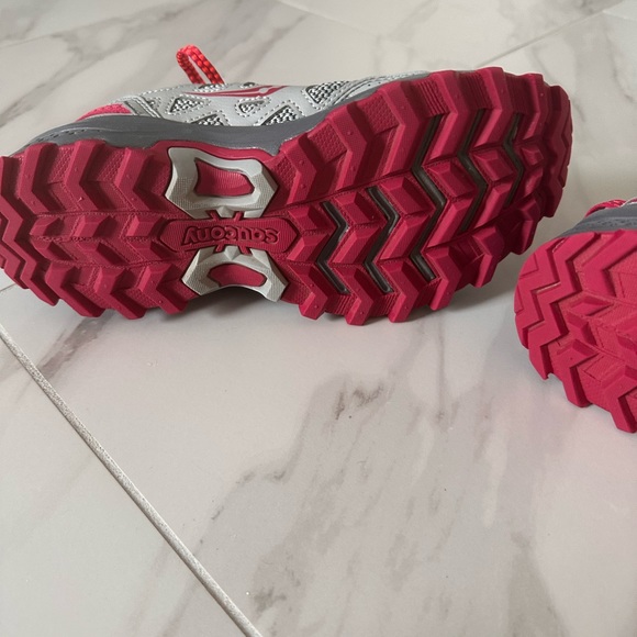 Women’s Saucony Tennis Shoes - Picture 6 of 7